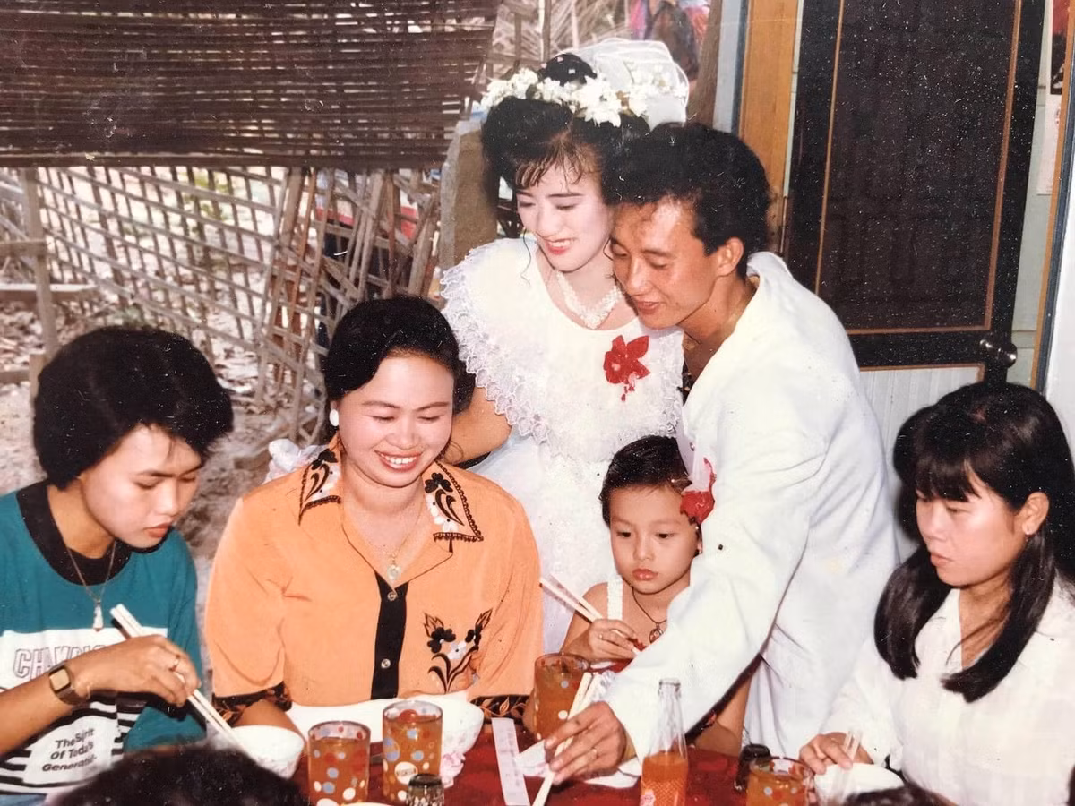 Cô dâu và chú rể đi chúc mâm. Nụ cười của cô dâu dễ khiến người khác say đắm.