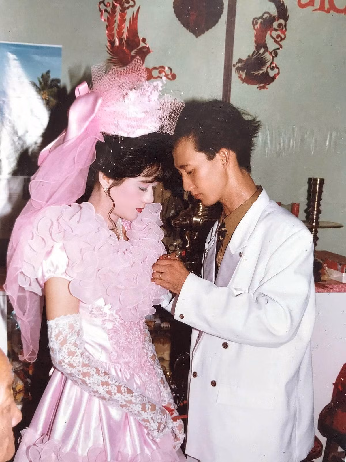 Có thể thấy dù nước ảnh không được sắc nét, thế nhưng nhan sắc cô dâu lẫn chú rễ vẫn vào hàng cực phẩm.
