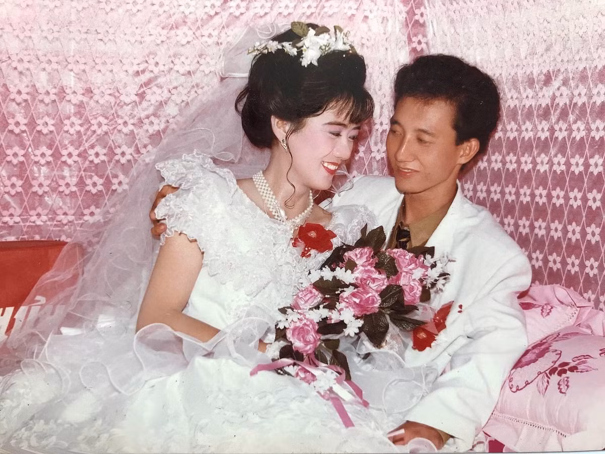 Nhan sac gay “chan dong” cua co dau trong loat anh cuoi nam 1995
