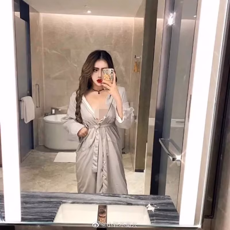 Cụ thể, một cô gái xinh đẹp tự chấm cho mình 8/10 điểm nhan sắc yêu một chàng trai qua mạng. Tuy nhiên không hiểu vì lý do gì, ngày gặp mặt thì bỗng dưng anh chàng không đến và mất liên lạc luôn khiên cô nàng rất lo lắng.