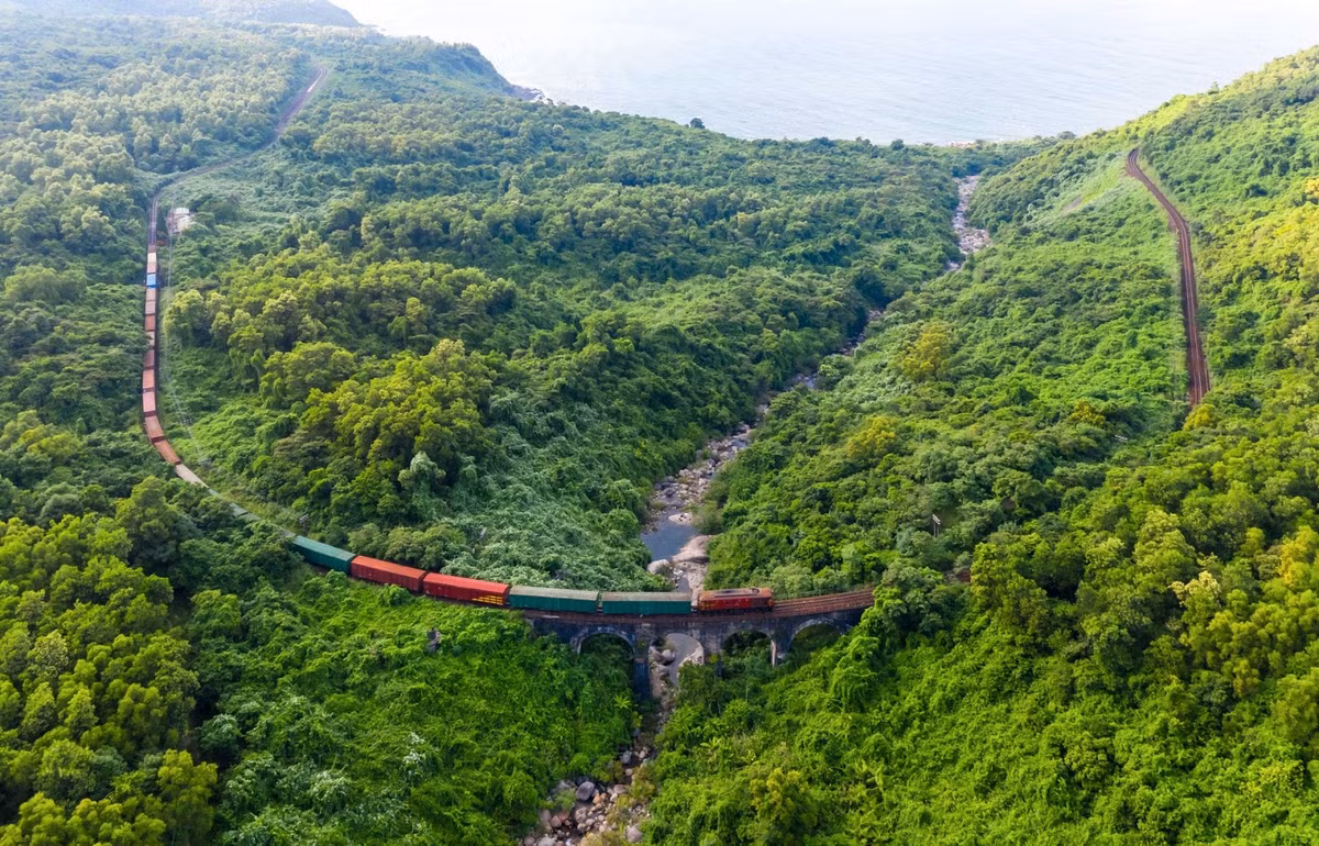 Khi nhìn từ trên cao xuống, Cầu Vòm Đồn Cả Đà Nẵng gợi nhớ ngay đến đường ray Glenfinnan nổi tiếng tại Lochaber, Scotland trong bộ phim kinh điển Harry Potter. Ảnh: pkientruc