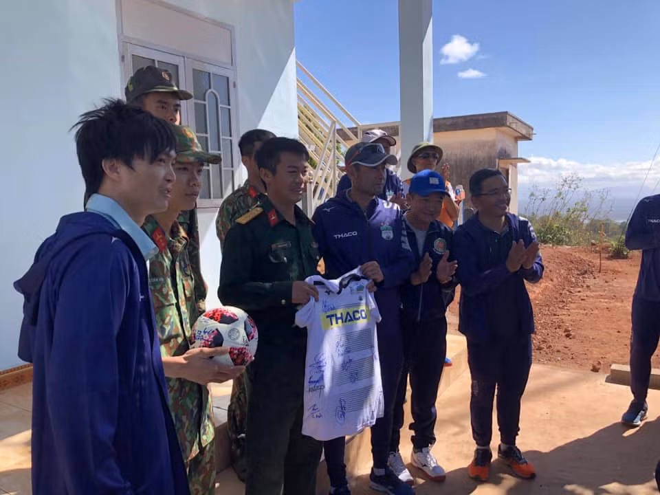 Các cầu thủ HAGL cũng tranh thủ ghé thăm đồn trú của bộ đôi nơi đây và mang theo những món quà ý nghĩa.