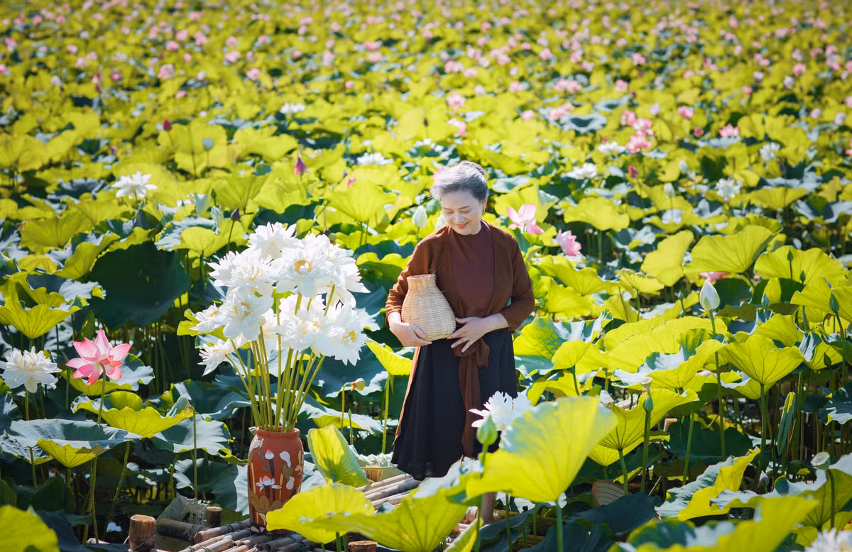 Dù là người mẫu “nghiệp dư”, thế nhưng bà cụ không hề ngại ống kính tí nào.