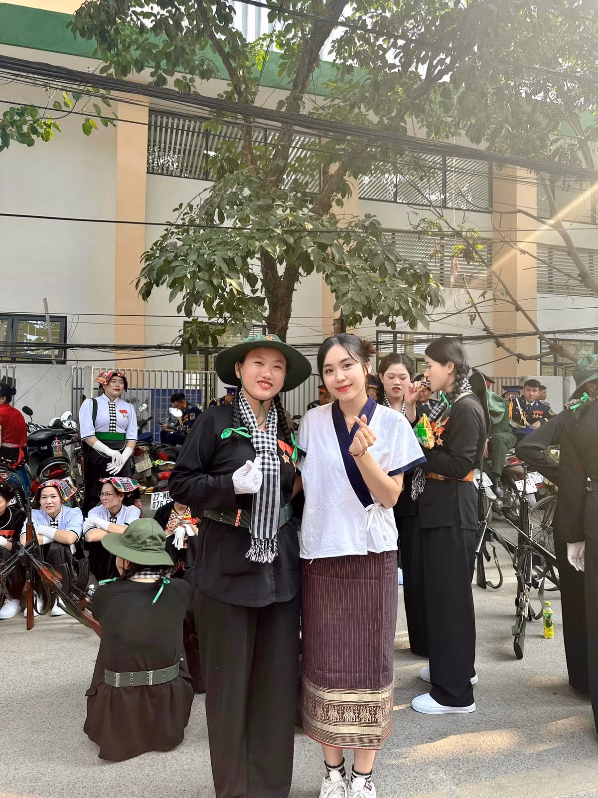 Mới đây, cô nàng chia sẻ loạt ảnh vượt 500km để tới Điện Biên nhân lễ kỷ niệm 70 năm chiến thắng Điện Biên Phủ. Cô nàng lần lượt chụp cùng các lực lượng vũ trang của Việt Nam.
