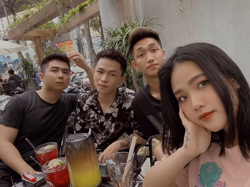 Mặc dù luôn đi cùng cả nhóm bạn nhưng không biết vô tình hay cố ý, Huyền My và Trọng Đại luôn ngồi cạnh nhau.