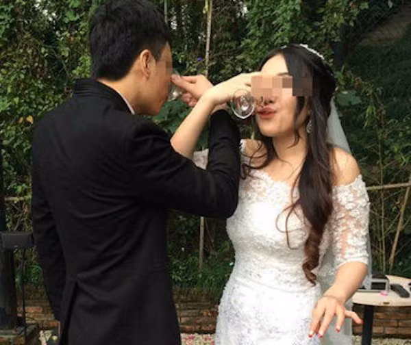 Cô dâu là Dou Dou sinh năm 1990 còn chú rể là Lao Tou Zi hơn bạn gái mình 11 tuổi. Hai người quen nhau tại một bữa tiếc và họ đã yêu nhau. Dou Dou không hề biết Lao Tou Zi đã kết hôn và có con. Khi cô nàng 9X này phát hiện ra, cô đã quyết định chia tay anh chàng bằng một lễ cưới và chấm dứt mối quan hệ với người bạn trai này.
