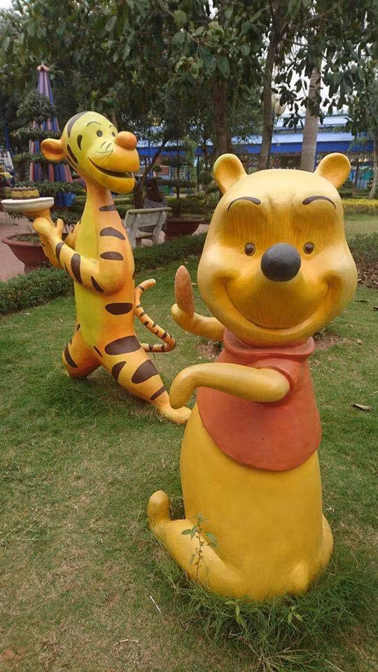 Gấu Pooh mắc kẹt trong nạn đói hay sao mà ốm nhom, mắt sâu trũng.