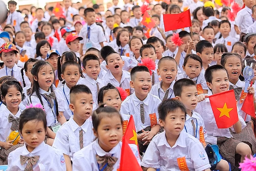 Hình ảnh cha mẹ cũng háo hức cùng con đến trường khiến nhiều người nhớ lại mùa khai giảng mẹ dắt tay đến trường. Ảnh: Dân Việt