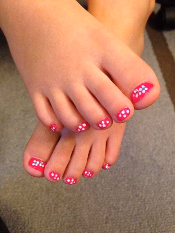 Trong bộ ảnh, hội chị em móng cụt được trang trí bộ nail khiến người xem không rõ đây là vườn hoa hay hoạ tiết chấm bi khiến CĐM bật cười vì bộ móng ngắn dễ thương này.