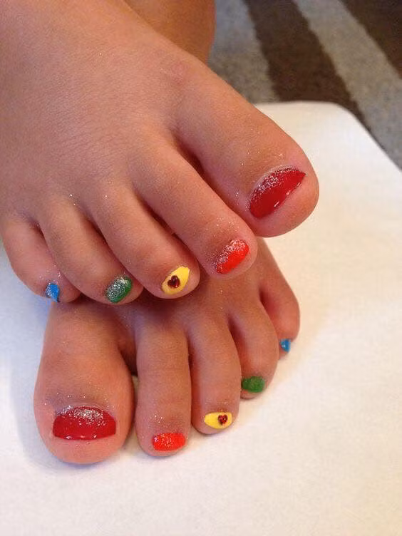 Chẳng là trong hội chị em, không phải ai cũng may mắn cũng có bộ móng dài, khỏe. Nhưng làm nail lại mang đến sắc mà cho họ nên dù có thế nào cũng phải đi làm cho "bằng bạn, bằng bè".