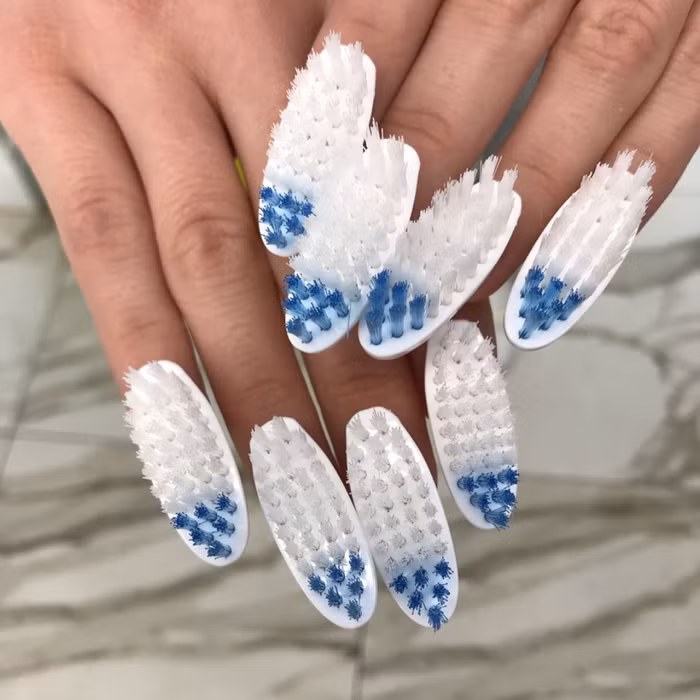 Trước đó, không ít những bộ nail đỉnh cao khiến nhiều người phải giật mình. Điển hình như bộ móng tay lấy cảm hứng từ những người thích chải răng..