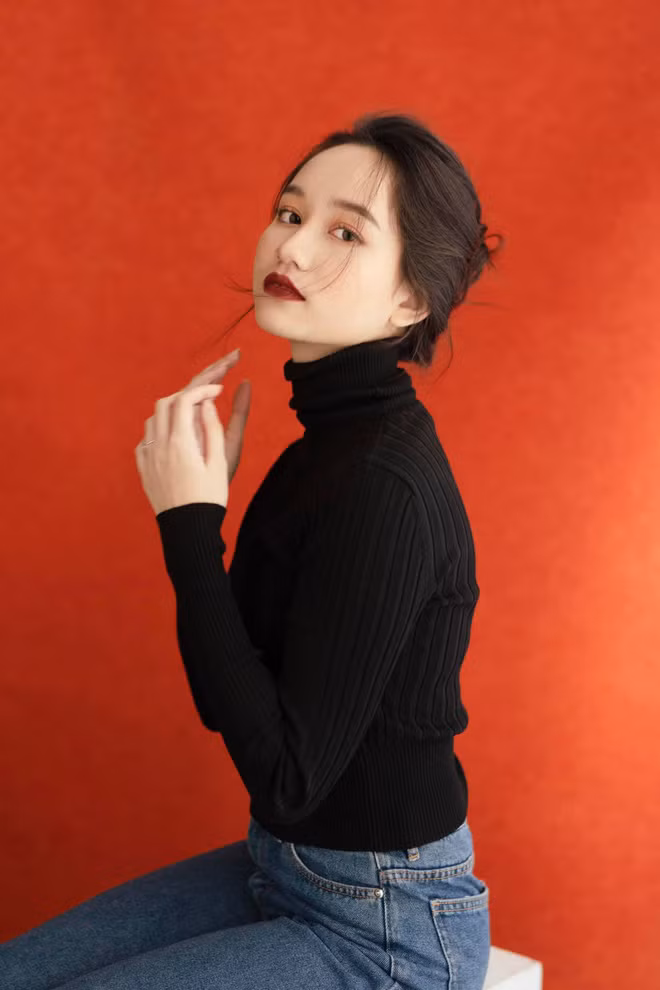 Nguyễn Trúc Anh (SN 1998, TP.HCM) gây chú ý khi vào vai Hà Lan của " Mắt biếc". Cô nàng được đánh giá là có nhan sắc đúng dịu dàng, khuôn mặt tròn phúc hậu và đặc biệt là đôi mắt to, mơ màng y như tên phim. Hiện, cô nàng đang là sinh viên ĐH Greenwich Việt Nam.