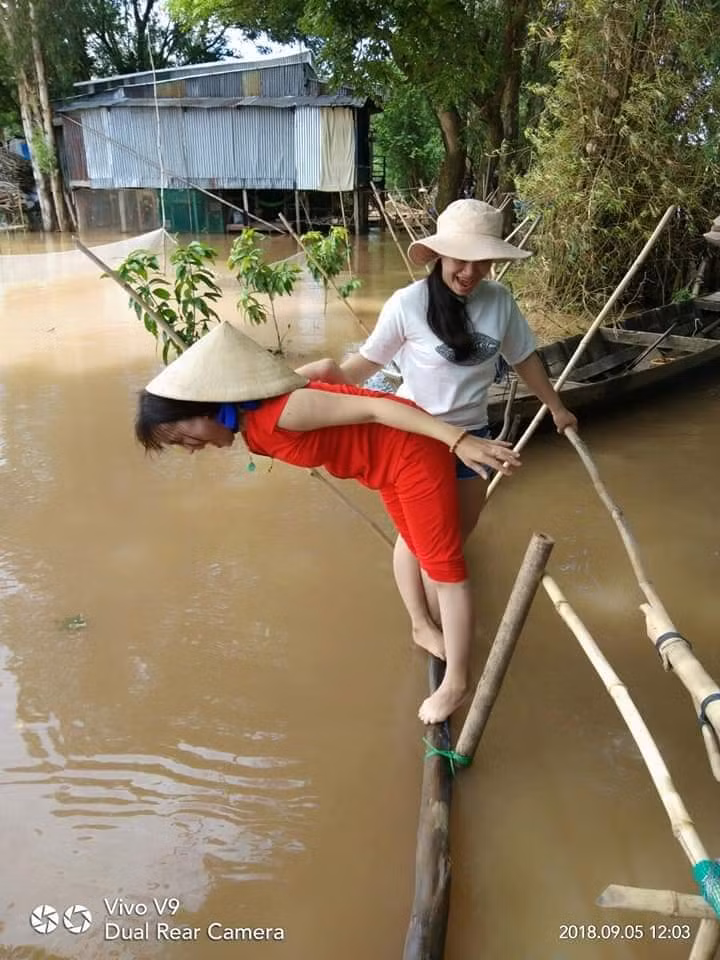 Tạo dáng chụp hình trên những chiếc cầu khỉ ở miễn Tây đúng là một trò chơi mạo hiểm.