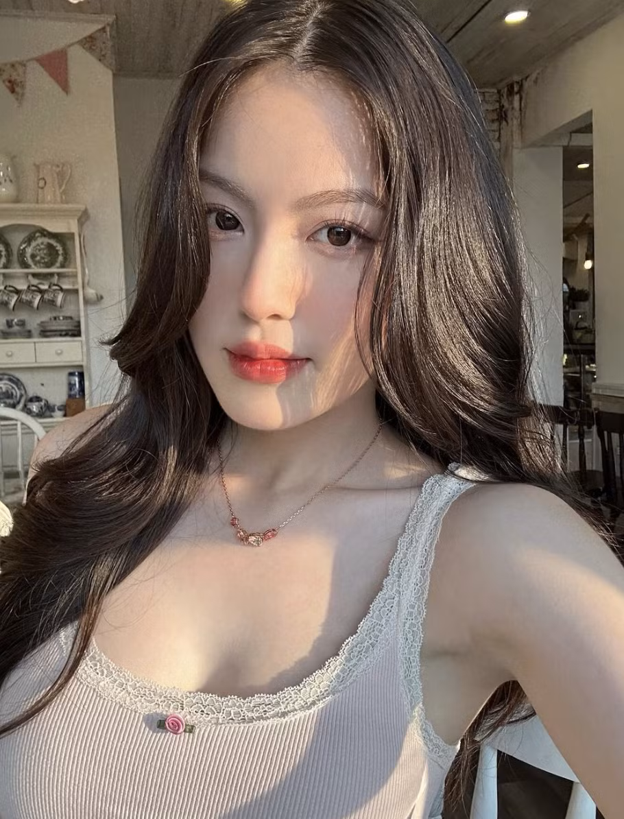 "Bạn gái" HIEUTHUHAI có biệt danh Kim, SN 2003, TPHCM) là hot girl thu hút hơn 228.000 lượt theo dõi trên mạng xã hội. Với vẻ ngoài xinh đẹp, ngọt ngào, nữ sinh nhanh chóng "lọt vào mắt xanh" của một số nhãn hàng mỹ phẩm.