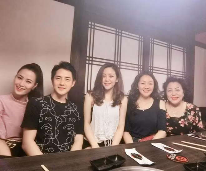 Gia đình chồng Đông Nhi bị soi nhan sắc từ bố mẹ đến chị em gái Gia dinh chong Dong Nhi bi soi nhan sac tu bo me den chi em gai
