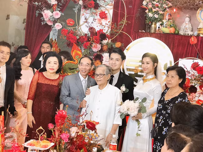 Cả nhà nam ca sĩ Vpop đều được đánh giá là một trong những gia đình đại gia có lối sống nề nếp đáng ngưỡng mộ. (Ảnh: FBNV)