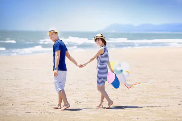 Đúng như tên gọi, bãi cát Vàng sở hữu bãi cát vàng rực thoải dài hơn 200m.