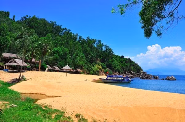 Bãi Cát Vàng là một trong những điểm du lịch nổi tiếng của Sơn Trà.
