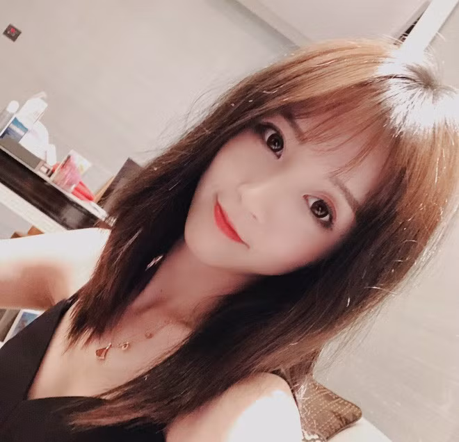 Thậm chí, nhìn hot girl cover còn mập hơn trên hình, bọng mắt lớn, cánh mũi to, da dẻ cũng không được sáng như hình selfie tự up.