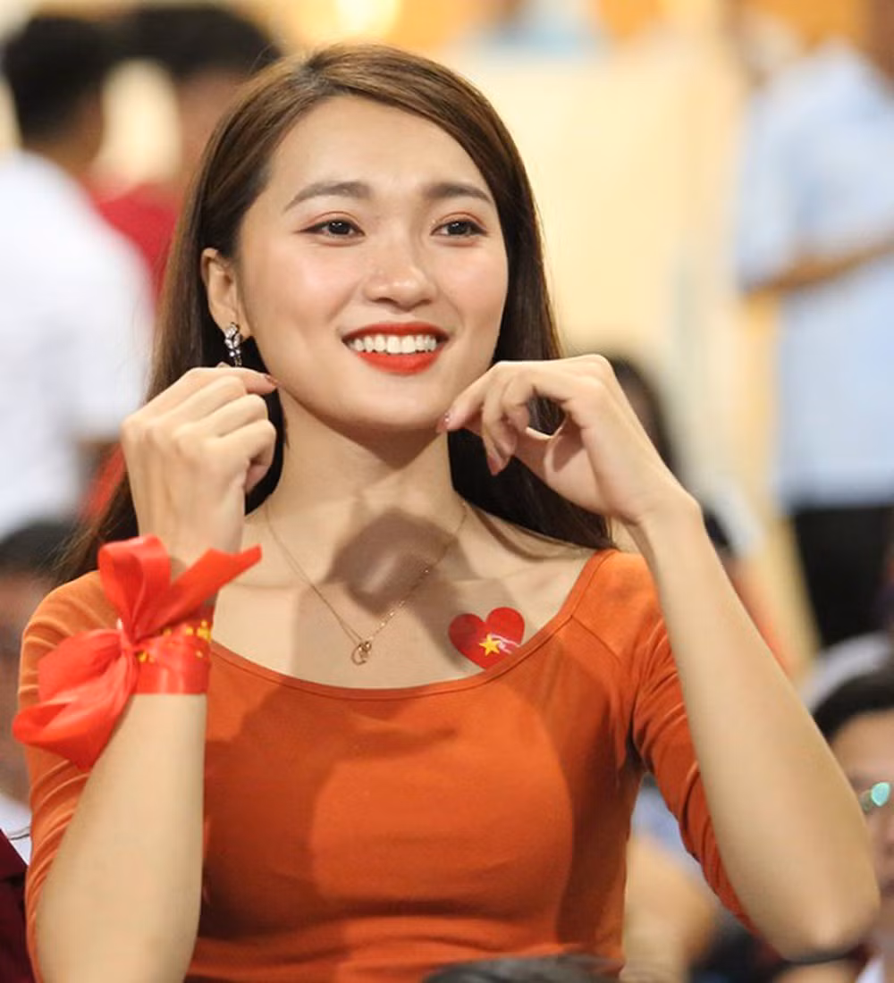 Trong thời gian hẹn hò, Ngọc Nữ thường xuyên xuất hiện trong dàn bạn gái cầu thủ đến cổ vũ cho Phan Văn Đức. Cặp đôi cũng chăm chỉ tương tác trên mạng xã hội. Tuy nhiên mối quan hệ này chưa bao giờ được cả hai lên tiếng xác nhận.