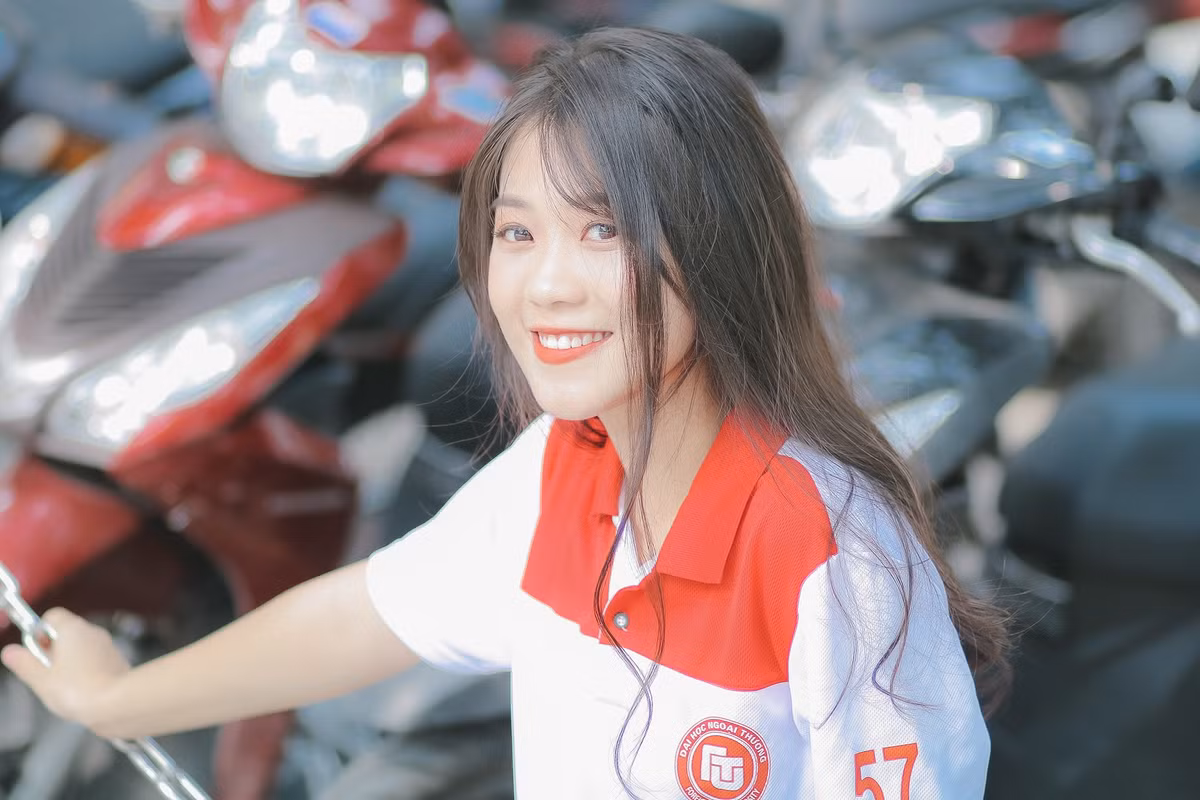 Không chỉ sở hữu vẻ ngoài xinh đẹp đúng kiểu nữ sinh trong sáng, Linh An đúng chuẩn "con nhà người ta" khi có thành tích học tập khủng. Cô bạn 12 năm liền là học sinh giỏi tại trường THPT chuyên Nguyễn Huệ.