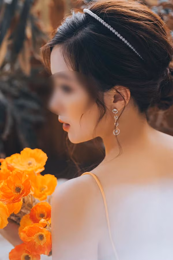 "Mình là cô giáo chân chất ngày ngày tìm niềm vui học tiếng Anh và giảng dạy, mình có bạn trai hiện đang ở Pháp và chúng mình rất đoan chính và hạnh phúc. Mình chưa từng làm gì có lỗi trong chuyện tình cảm vì tình yêu đối với mình là một thứ tuyệt đẹp. Gần 2 năm vừa qua mình đi học Thạc sĩ ở Anh và chỉ về Việt Nam vào gần cuối tháng 2 vừa rồi, những chuyện xảy ra trên mạng hoàn toàn không liên quan đến mình và mong mọi người đừng hiểu nhầm. Xin những người không liên quan đừng làm phiền Facebook của mình và những người mình yêu quý!".