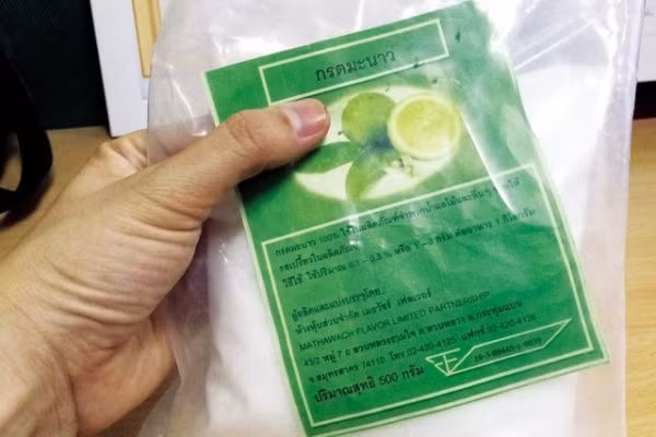 Đi sâu vào nguyên liệu để cho ra cốc trà chanh, tưởng chừng không có hoá chất độc hại, phẩm màu lạ như trà sữa bởi cách pha đơn giản, nguyên liệu dễ kiếm. Thế nhưng, để có được "siêu lợi nhuận" nhiều quán trà đã mua hoá chất rẻ thay cho chanh và trà thông thường.