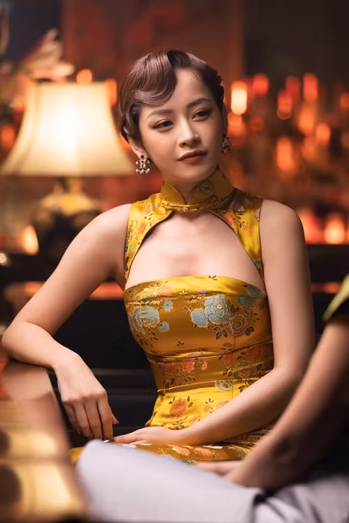 Trong hai năm trở lại đây, Chi Pu chuyển hướng sang làm ca sĩ và theo đuổi phong cách quyến rũ. Mới đây nhất, cô nàng này vừa tung ra sản phẩm âm nhạc mới "Cung đàn vỡ đôi" đánh dấu sự trở lại với đường đua V-pop sau hit "Anh ơi ở lại".