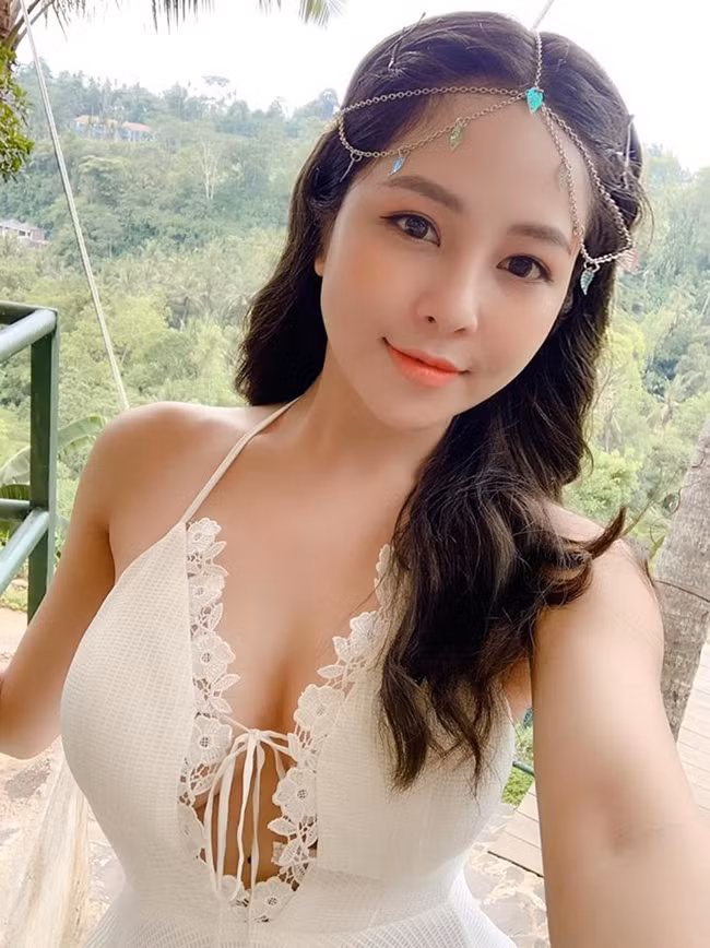 Sau Chi Pu và Kiều Trinh, cái tên tiếp theo được các báo Trung gọi tên đó là hot girl Trâm Anh. Cô nàng này bất ngờ xuất hiện trong bài báo những mỹ nhân lộ clip, ảnh nóng trong năm 2019 do tờ Jdaily tổng hợp.