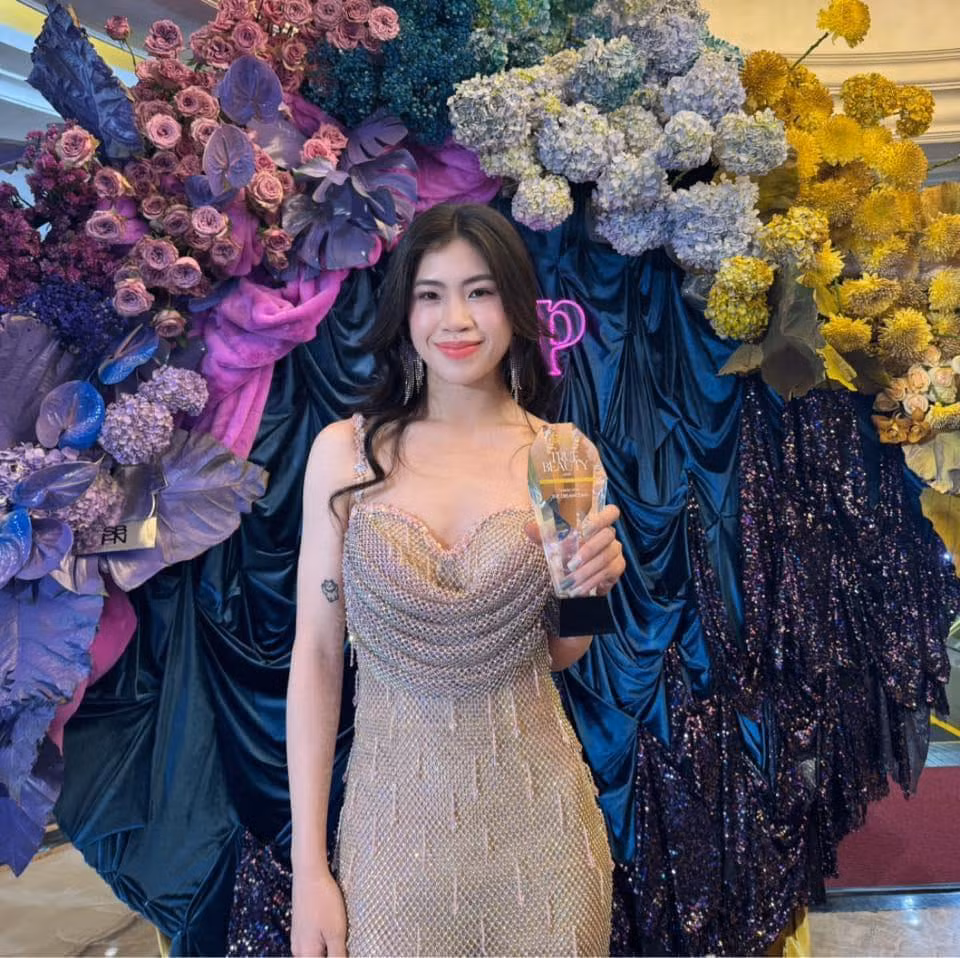 Nữ tiền đạo sở hữu vóc dáng nuột nà cùng nhan sắc xinh đẹp.