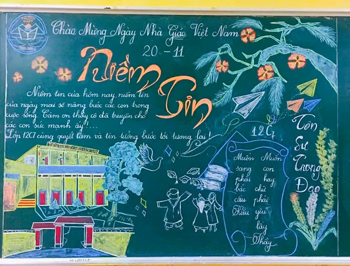 Thay vì thực hiện trên giấy trắng, cắt dán, tô vẽ rất mất thời gian thì việc thực hiện báo tường trên bảng của các học sinh trường THPT Triệu Sơn 1 (Thanh Hoá) tiết kiệm hơn rất nhiều.