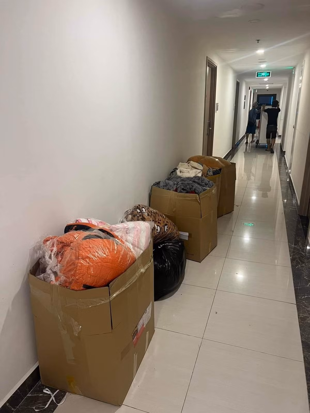 Đồ đạc của cô nàng sau khi được dọn dẹp ra hành lang.