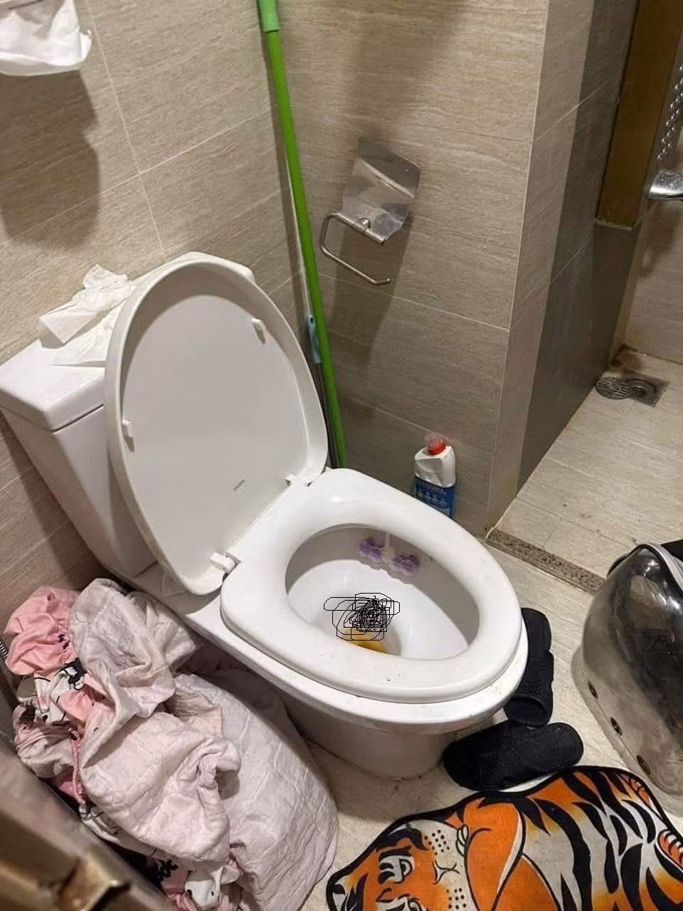 Cảnh tượng nhà vệ sinh đầy kinh hoàng khi ga giường ném bừa bộn, thậm chí bồn cầu còn chưa được xả nước.