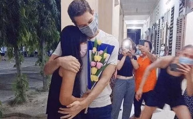 Trước đó, câu chuyện tình cảm trong khu cách ly của trai Tây - gái Việt cũng khiến dân mạng chú ý. Nhiều người còn đùa rằng dịch bệnh có nguy hiểm thật, nhưng đây cũng là cơ hội để các FA tìm được người yêu một cách dễ dàng. Xem thêm clip: Xúc động những dòng nhật ký từ khu cách ly - Nguồn: Youtube