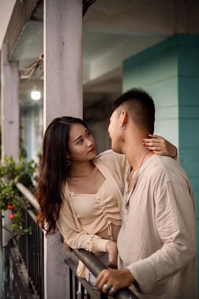 Một tuần trôi qua không có gì đặc biệt cho đến ngày 7/3, cô nàng bất ngờ nhận được lời mời kết bạn của Triệu Phong. Anh chàng còn tự nhận bản thân là shipper trà sữa trong khu cách ly. Đến ngày 8/3 thì Ngọc Ánh nhận được món quà nho nhỏ là cốc trà sữa thật.