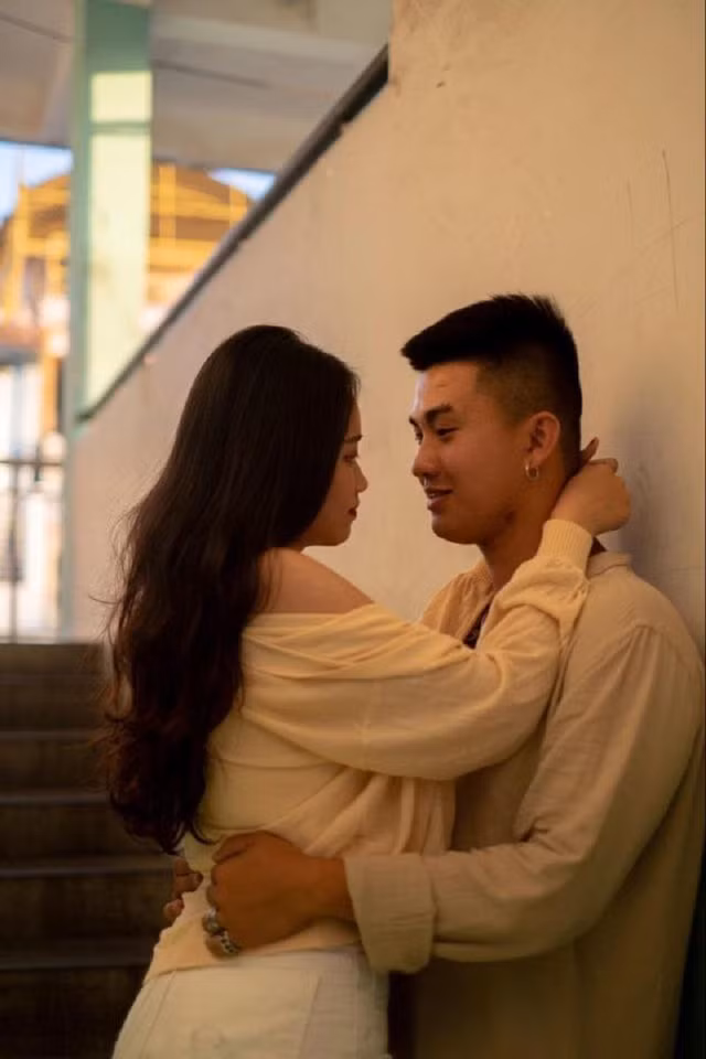 "Đang buồn thì anh mang cho mình một ly trà sữa, khá bối rối vì khi đó mình đang khóc. Sau đó, anh nhắn rằng, món quà ngày lễ này có thể không lớn, không làm mình hết buồn nhưng anh chỉ có thể làm được như vậy trong khu cách ly COVID-19 thôi" - Nữ chính vui vẻ chia sẻ.