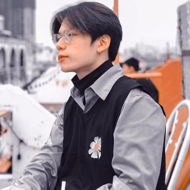 Cư dân mạng cũng bình luận vô cùng xôm tụ bên dưới bài đăng như : "Đẹp trai không thua gì Song Joong Ki hồi ở Hậu Duệ Mặt Trời luôn", "Đi quân sự mà có trai đẹp như này cho em đi 2 tuần nữa cũng được!",...