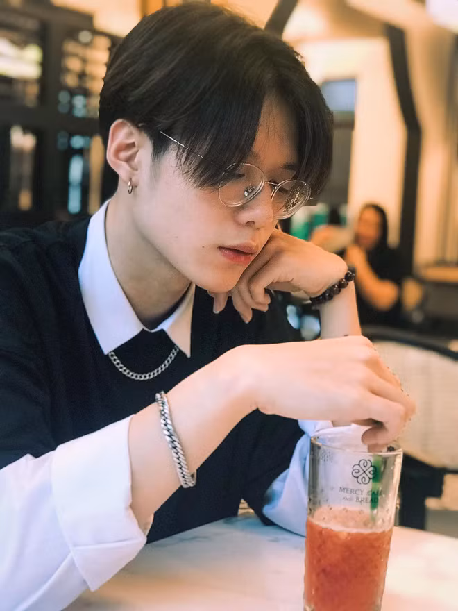 Hiện tại, cơn sốt mạng mang tên “chàng trai quân sự” vẫn chưa có dấu hiệu hạ nhiệt trong cộng đồng. Mời quý độc giả đón xem thêm video Gặp nam sinh thủ khoa 3 khối của Ninh Bình - Nguồn: KÊNH VTC1