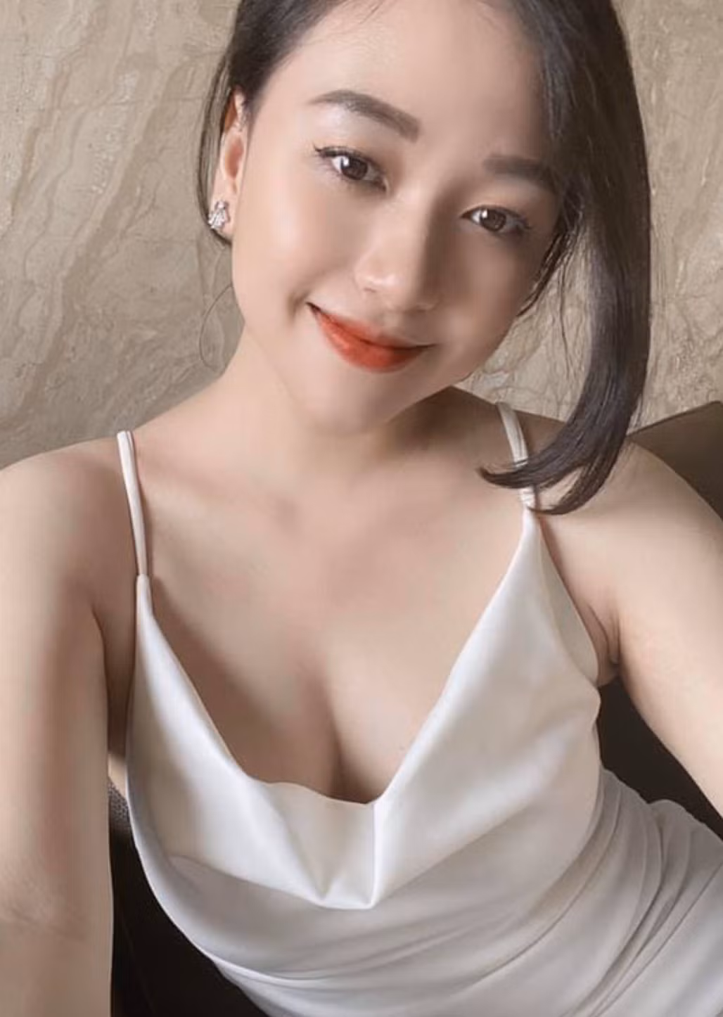 Nói về Mai Phương Thúy, cô nàng cho hay hoa hậu là một người chị tuyệt vời, tâm lý. Do lịch trình bận rộn nên hai chị em không thể gặp nhau thường xuyên, tuy nhiên vẫn tám chuyện qua tin nhắn.
