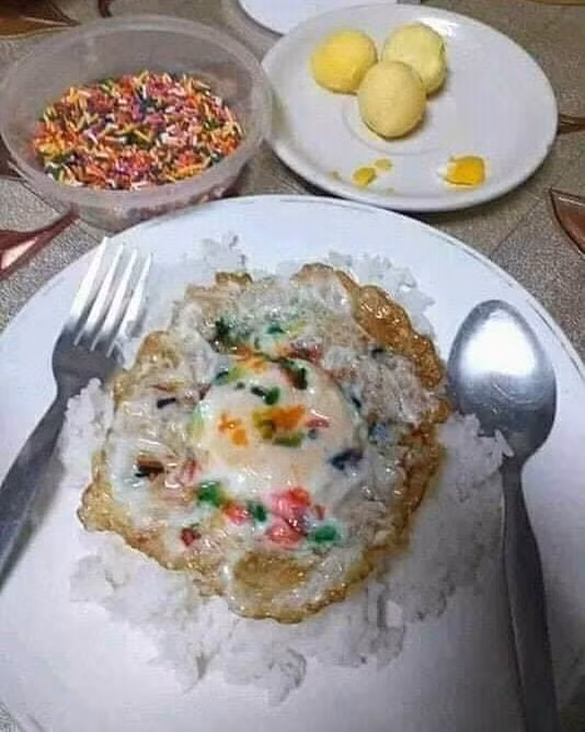 Pha kết hợp cực đỉnh khi rắc thêm cốm dinh dưỡng vào trứng chiên.