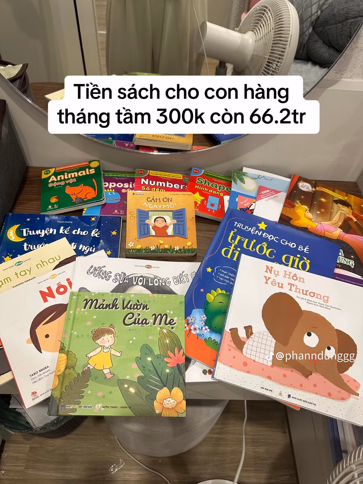 Tiền sách hàng tháng cho con.
