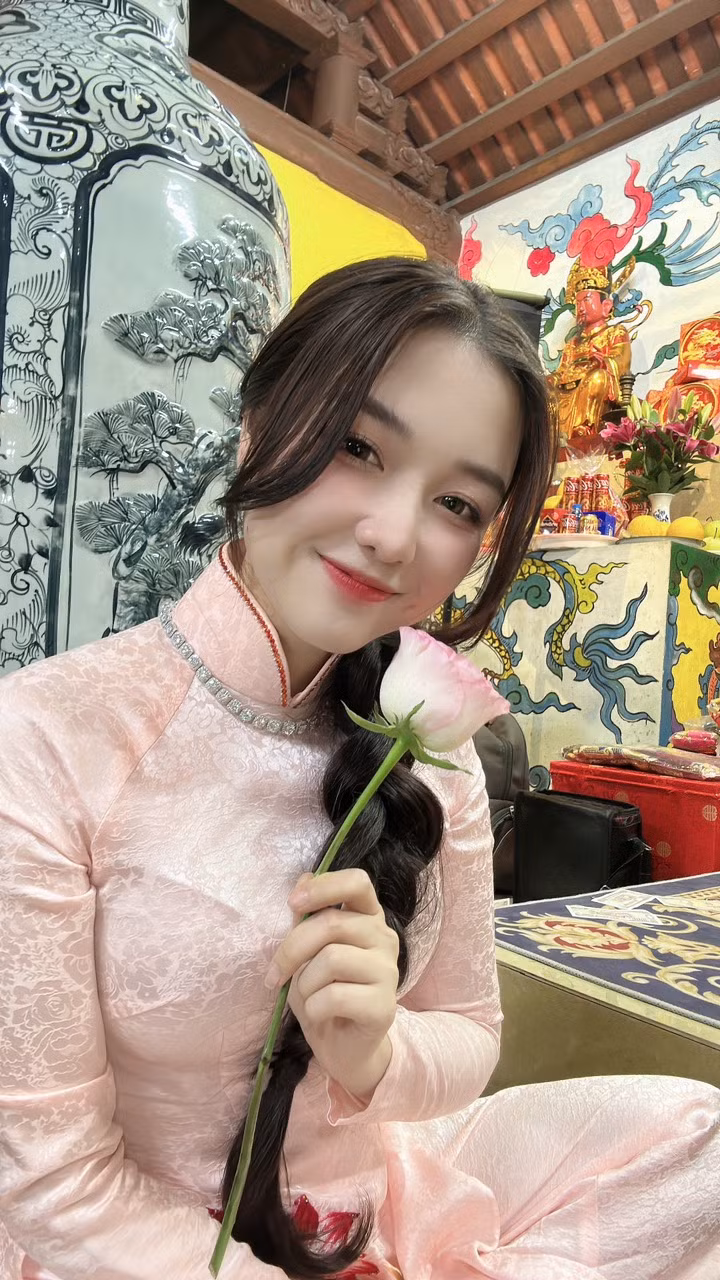 Là một cô gái trẻ hiện đại, năng động, sáng tạo, sở hữu gương mặt khả ái, vóc dáng mảnh mai nhưng Mỹ Hoa lại rất đề cao vẻ đẹp truyền thống nhất của phụ nữ Việt.