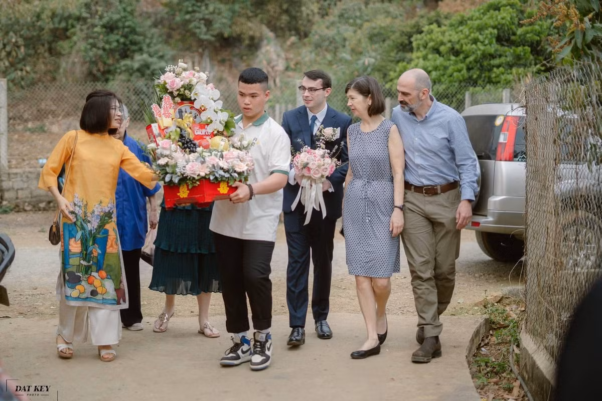 Trong một lần ra Hồ Gươm tìm người nước ngoài giao tiếp tiếng Anh, là cơ duyên để Lò Thị Thúy (26 tuổi) - cô gái dân tộc Thái quen biết chàng trai Mỹ Henry (24 tuổi). Cả 2 yêu nhau được 5 năm thì quyết định về chung 1 nhà.