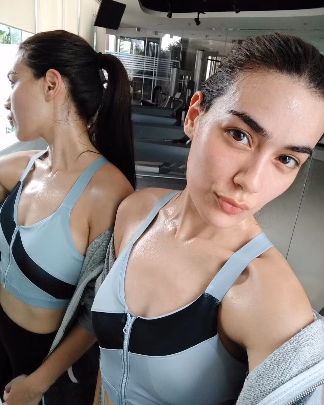 Không bao giờ quên uống nước là điều Kimmy Kimberley luôn tự dặn bản thân mình bởi công dụng của nước đối với cơ thể vô cùng tuyệt vời. Nước sẽ làm hạn chế sự thèm ăn đồng thời thúc đẩy quá trình trao đổi chất. Cô nàng cho biết luôn mang theo nước để uống bất kỳ lúc nào.