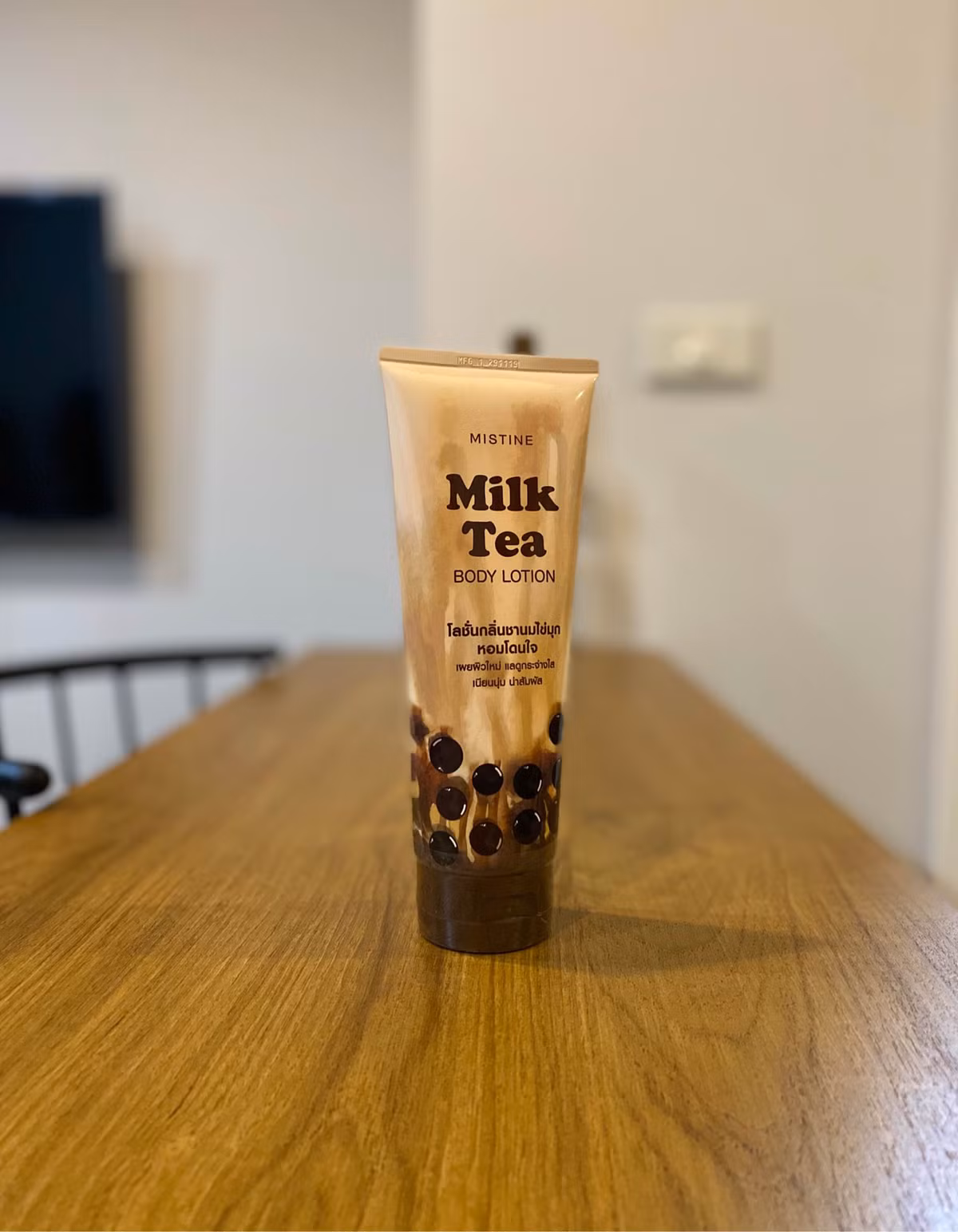 Thế nhưng ngoại trừ bánh kem và trà sữa trân châu đường đen ra thì những thứ sau này được sáng chế ra đều khiến người khác hoảng sợ vì quá mức kinh dị. Mới đây, một hãng mỹ phẩm Thái Lan cho ra mắt kem dưỡng thể sữa tươi trân châu đường đen khiến ai nấy đều khiếp vía, Theo quảng cáo, loại dưỡng da này có chứa vitamin B, vitamin B3 và sữa tươi giúp da căng bóng.