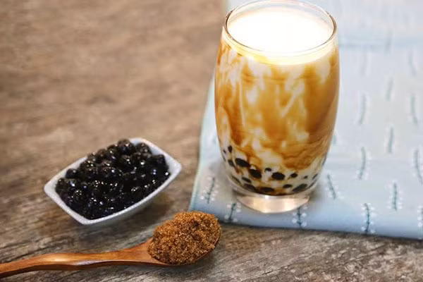 Mặc dù mới xuất hiện được vài năm trở lại đây nhưng món trà sữa trân châu đường đen đã "đốn tim" biết bao tín đồ ẩm thực đặc biệt là những người ưa đồ ngọt bởi sự thơm ngon. Thế nhưng, cái gì quá cũng không tốt, món trân châu này gây ám ảnh tới nỗi nhiều món ăn quái dị sinh ra.