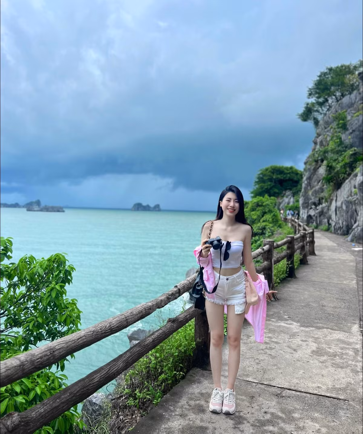 Nguyễn Nụ để lại ấn tượng với gương mặt ưa nhìn cùng nhiều lần xuất hiện cùng anh trai trên mạng xã hội với những màn troll hài hước