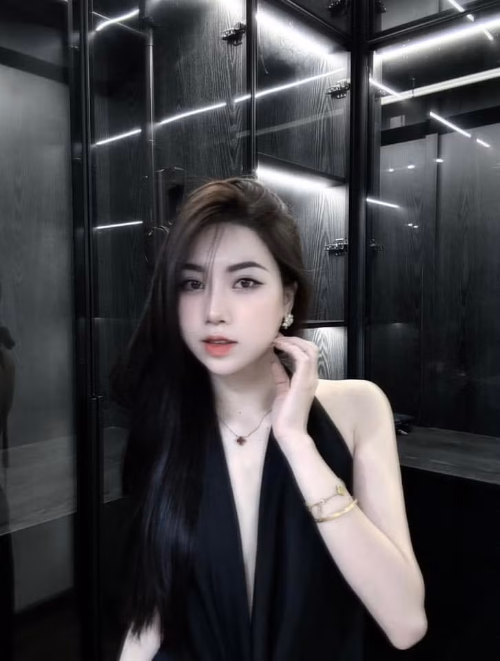 Chưa tiết lộ chuyện hẹn hò, Nguyễn Nụ từng được hội cầu thủ "đẩy thuyền" cùng tiền đạo Nguyễn Tiến Linh - người em thân thiết của Văn Toàn ở đội tuyển