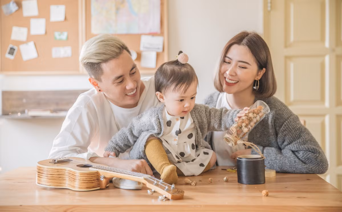 Hiện tại, cặp đôi đang hạnh phúc chung sống trong cặn hộ chung cư không quá rộng nhưng không gian ấm cúng cùng con gái Cam Cam và chú chó cưng.