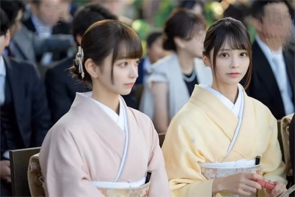 Một bức ảnh của cặp chị em song sinh Mori Fuuka và Hiiragi Kiki đến từ Nhật Bản đã khiến nhiều người bối rối, không thể phân biệt được đây là người thật hay AI. Vẻ đẹp ngọt ngào cùng làn da trắng, sống mũi cao thẳng, đôi môi chúm chím anh đào, đôi mắt to tròn, vẻ đẹp của 2 cô gái hoàn hảo đến mức "siêu thực".